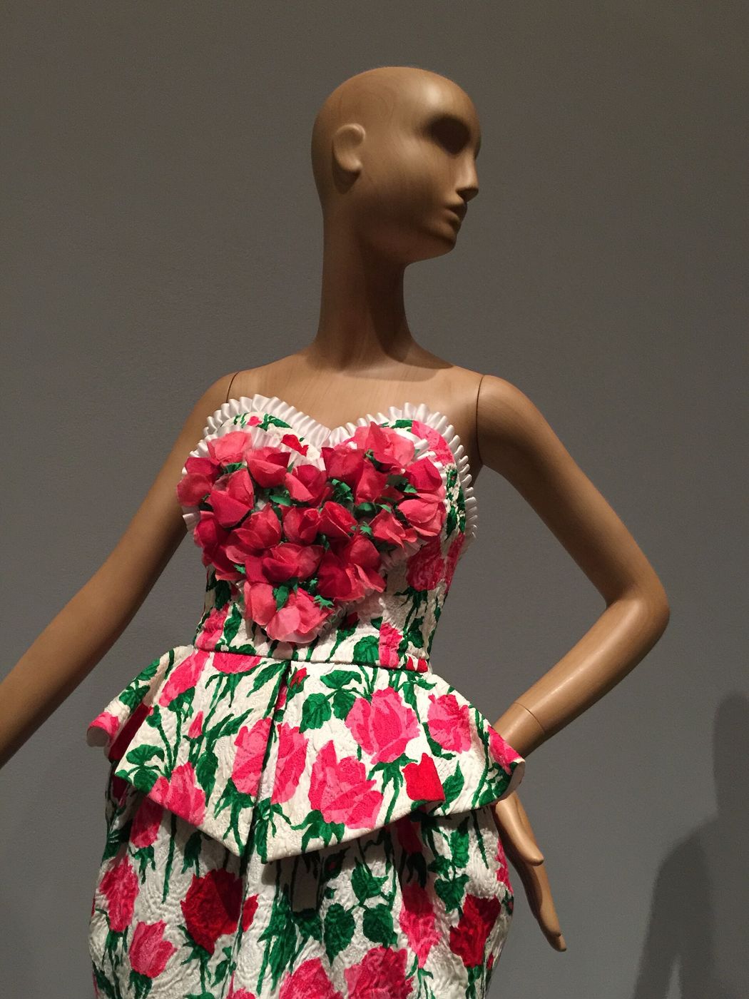 Vestido con estampado de rosas